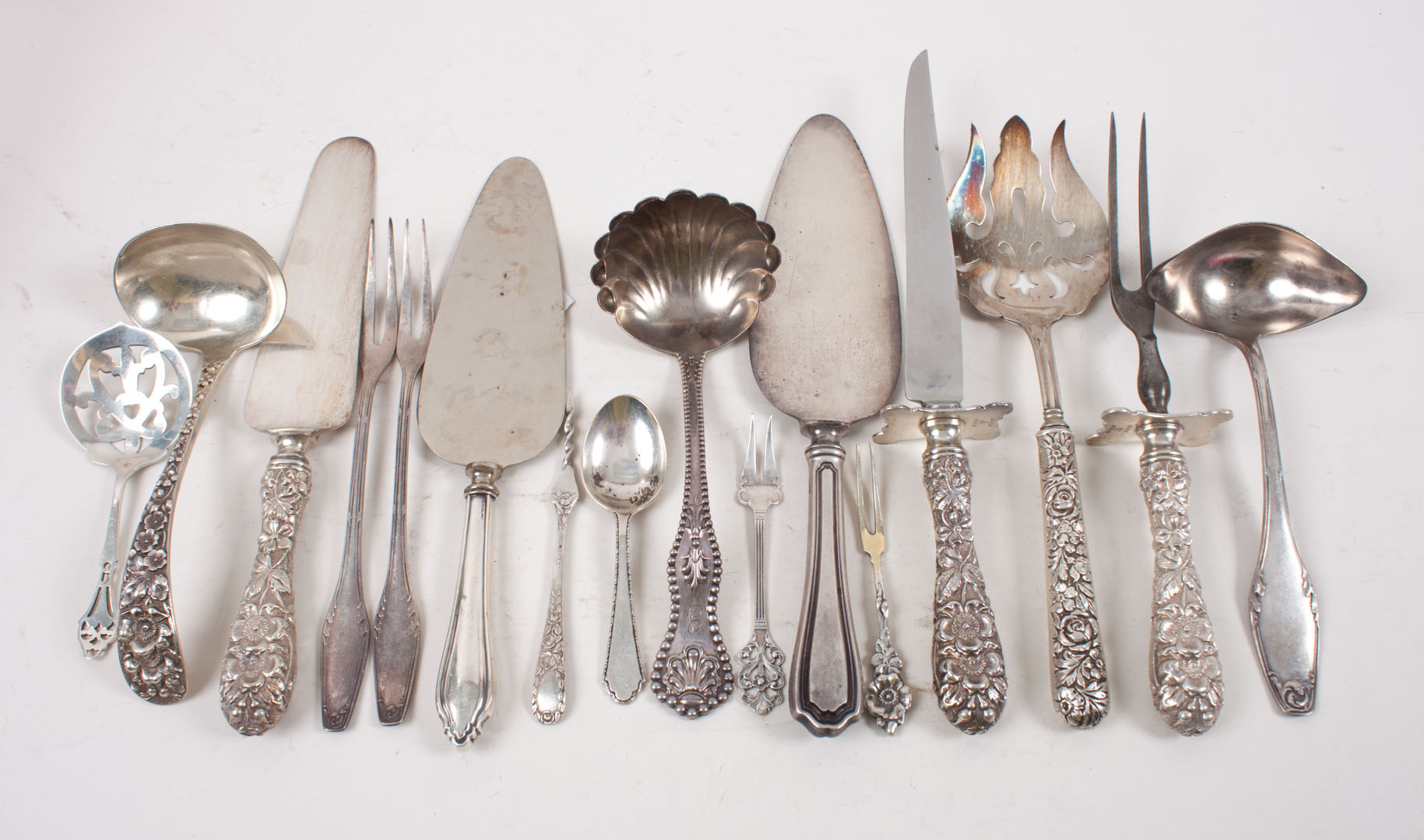 Appraisal: Sixteen sterling silver plated flatware including Stieff Forget-me-not -piece carving