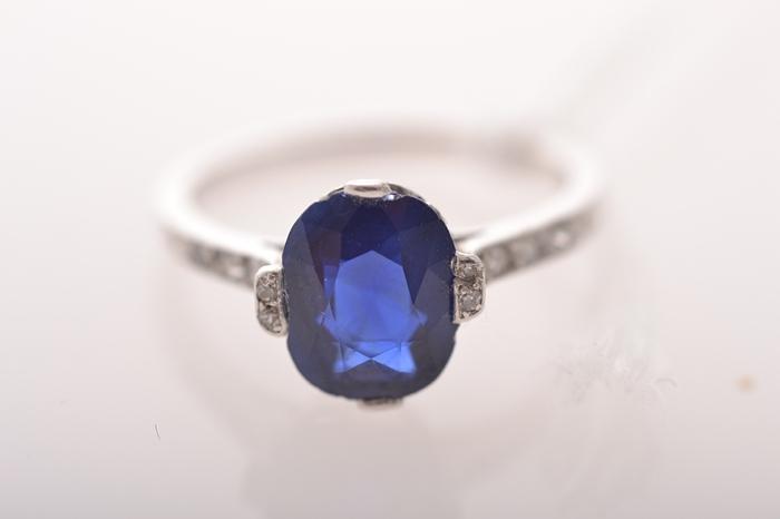 Appraisal: AN ART- DECO STYLE SAPPHIRE AND DIAMOND RING IN PLATINUM