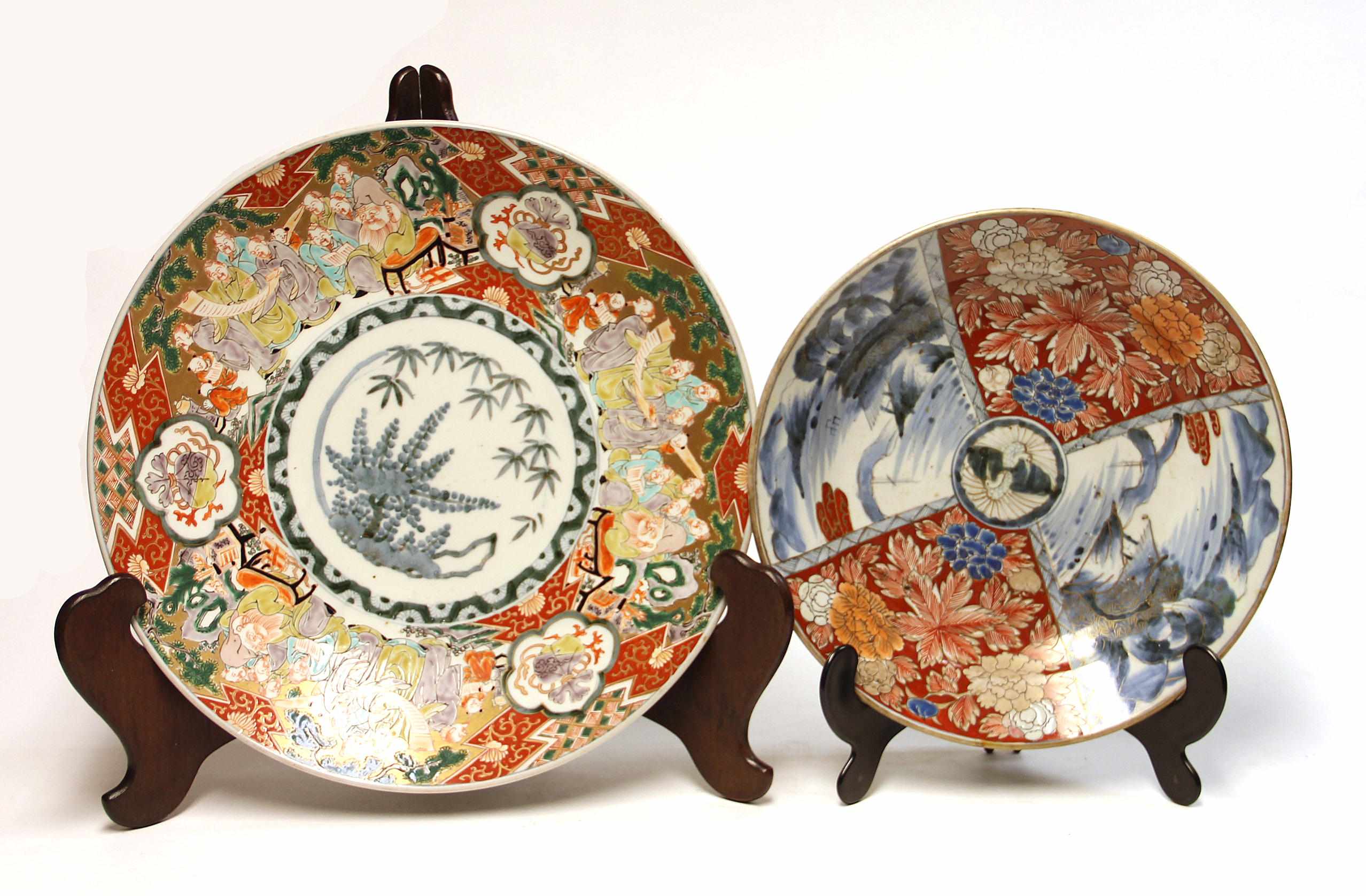 Appraisal: Two Imari serving pieces One a charger with band of