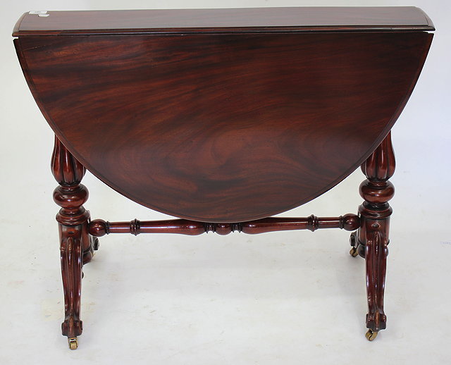 Appraisal: A VICTORIAN MAHOGANY OVAL TOPPED SUTHERLAND TABLE with fluted baluster