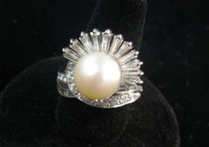 Appraisal: Platinum diamond and pearl ring mm cream luster cultured pearl