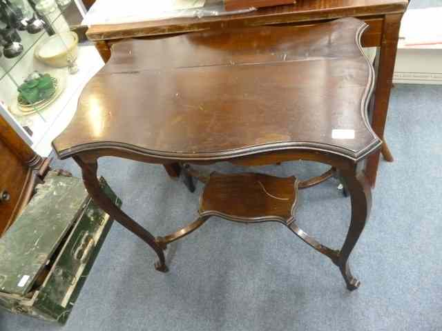 Appraisal: AN EDWARDIAN MAHOGANY SERPENTINE OCCASIONAL TABLE wide