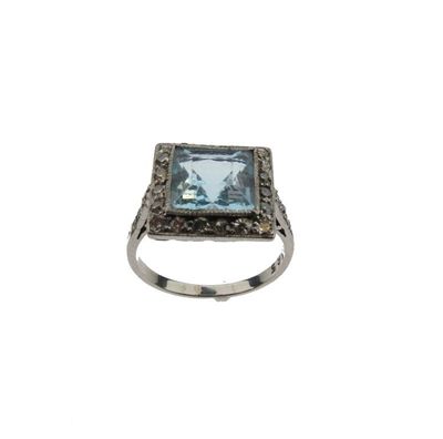 Appraisal: An aquamarine and diamond ring The square shaped aquamarine is