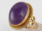 Appraisal: A yellow metal tests carat gold cabochon amethyst ring amethyst