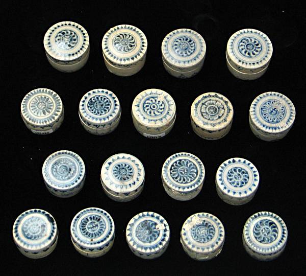 Appraisal: A group of eighteen small blue and white boxes Late