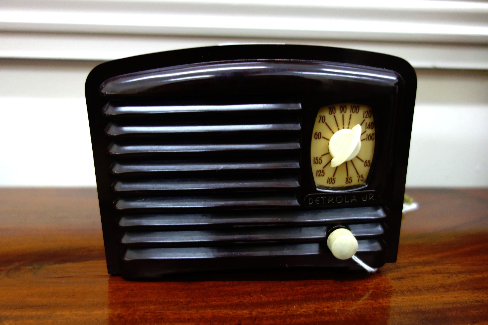 Appraisal: A Detrols Junior Peewee valve radio in brown case cm