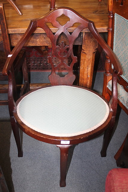 Appraisal: AN EDWARDIAN MAHOGANY CORNER CHAIR with splat back