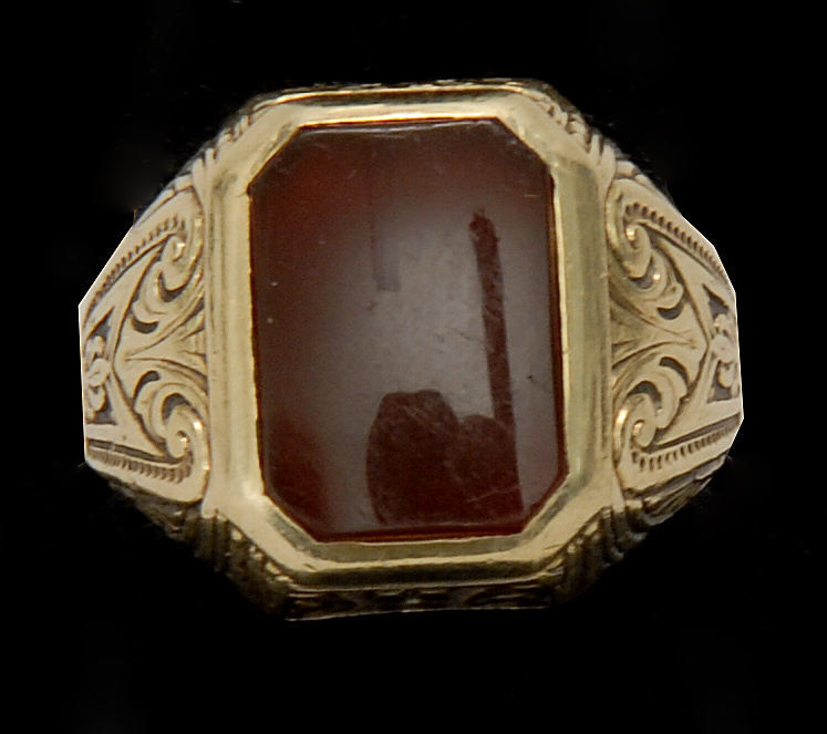 Appraisal: KT GOLD SIGNET RING Rectangular agate with cut corners bezel-set