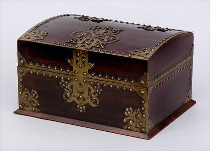 Appraisal: VICTORIAN BRASS-MOUNTED MAHOGANY GAME BOX The domed hinged lid with