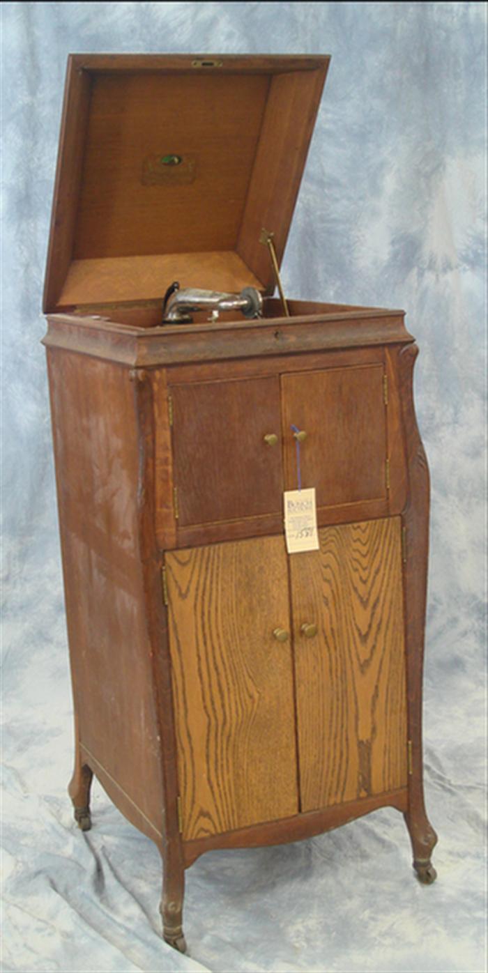 Appraisal: Victor VV-XIV upright oak victrola working condition needs a retaining