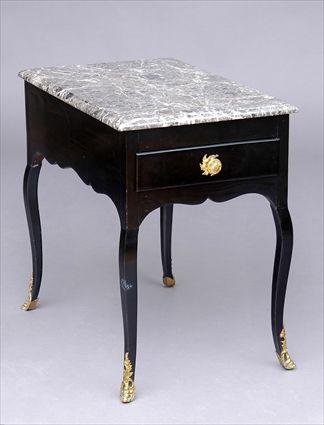 Appraisal: REGENCE EBONIZED MARBLE-TOP SIDE TABLE The grey-mottled top above a