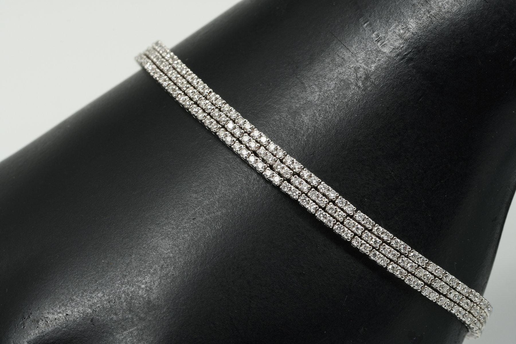 Appraisal: K STRAND CTW DIAMOND BRACELET round brilliant cut diamonds are