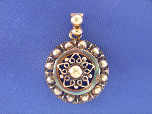 Appraisal: A ct gold pendant gms