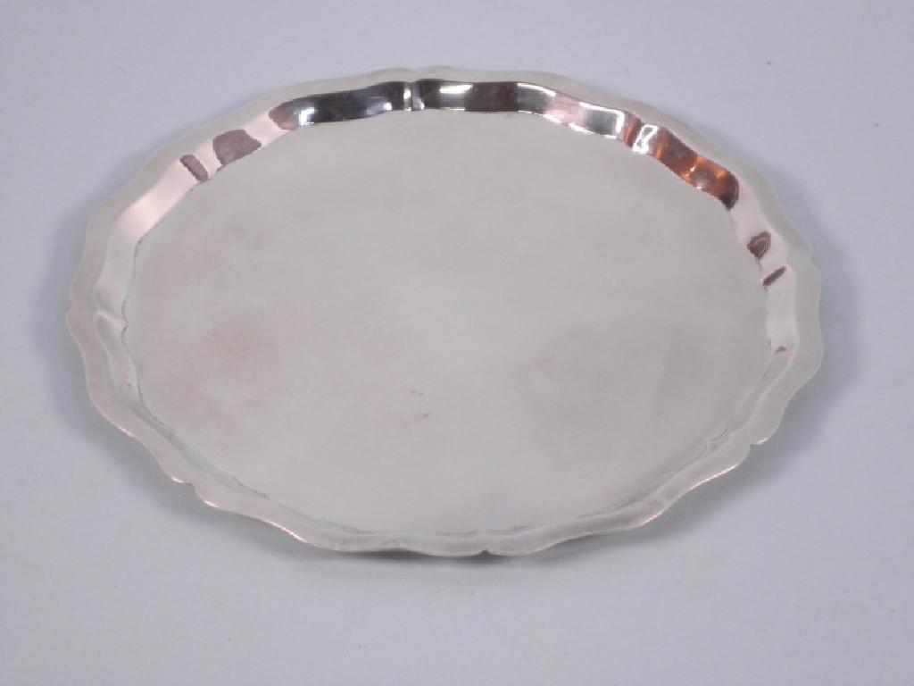 Appraisal: A silver waiter with a raised pie crust border London