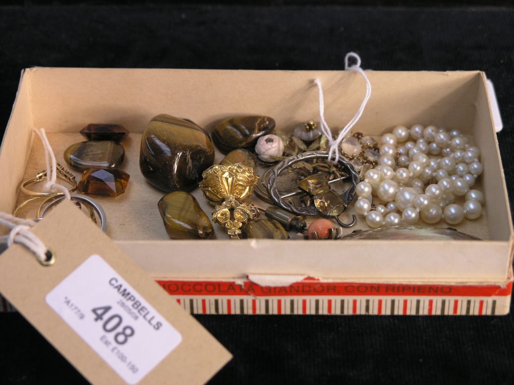 Appraisal: Assorted jewellery to include five various rings pearl type necklace