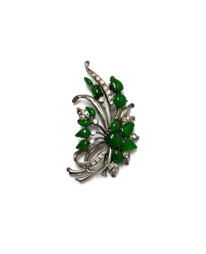 Appraisal: A diamond and jade set brooch designed as an interlooped