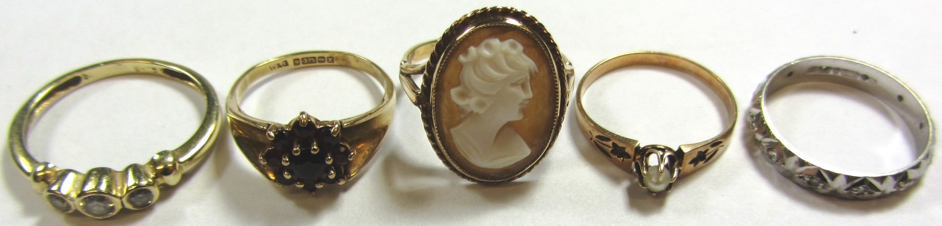 Appraisal: A ct gold mounted oval shell cameo ring designed as