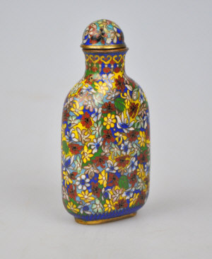 Appraisal: A Chinese cloisonne snuff bottle decorated with a multitude of