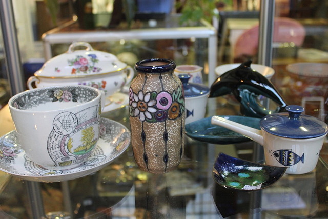 Appraisal: A COLLECTION OF CERAMICS to include an oval Minton white