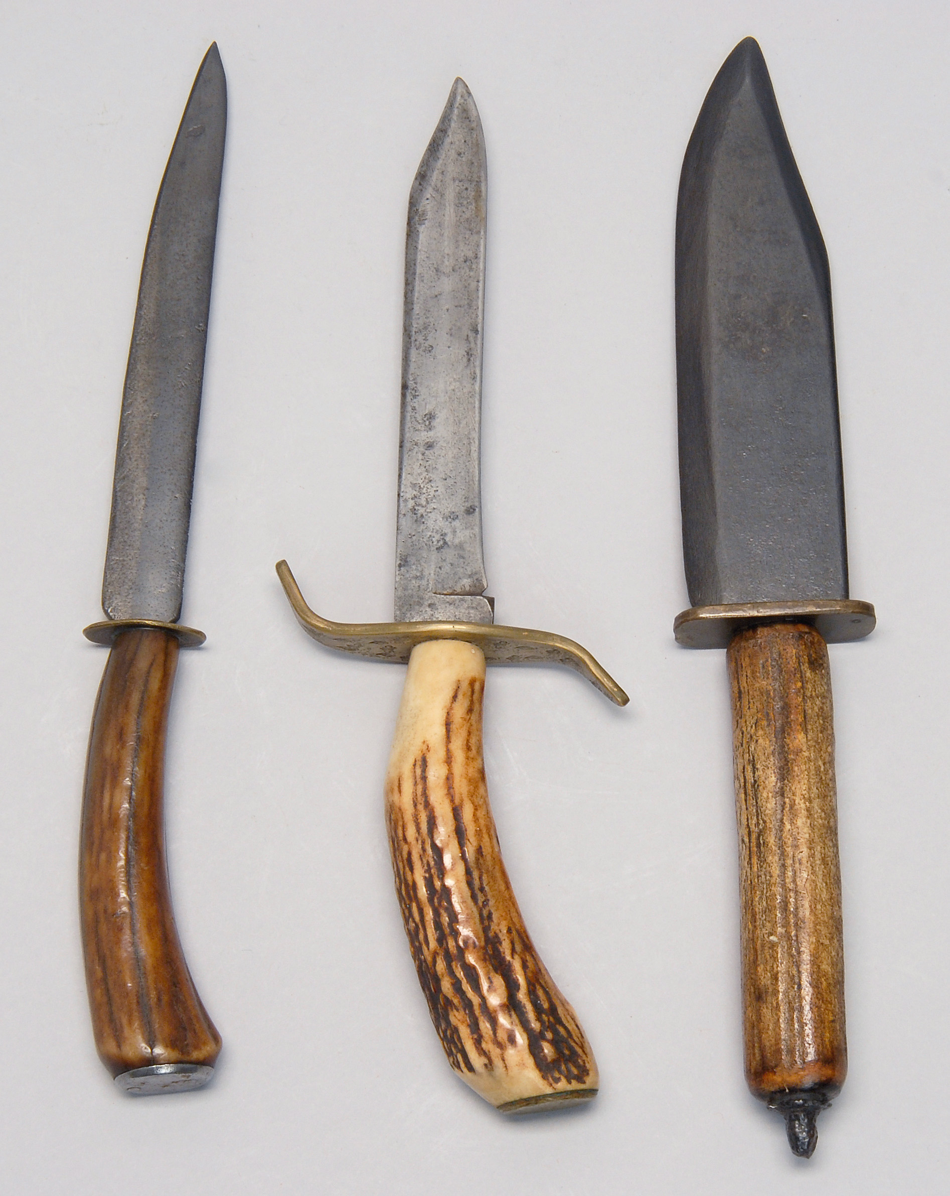 Appraisal: THREE HORN-HANDLED HUNTING KNIVES th CenturyLength of blades from to