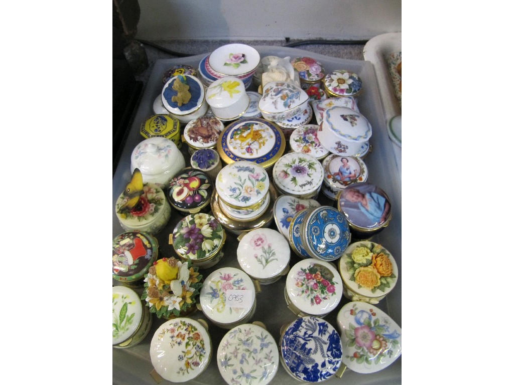 Appraisal: Tray lot comprising assorted pill and trinket boxes