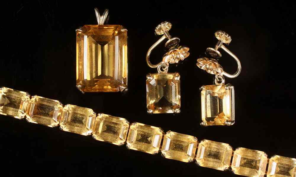 Appraisal: JEWELRY SUITE - Piece K Yellow Gold Suite includes one