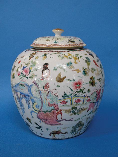 Appraisal: A CHINESE FAMILLE VERTE JAR AND COVER of globular form