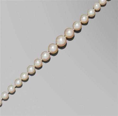 Appraisal: PEARL EMERALD AND DIAMOND NECKLACE ca Fastener in platinum over