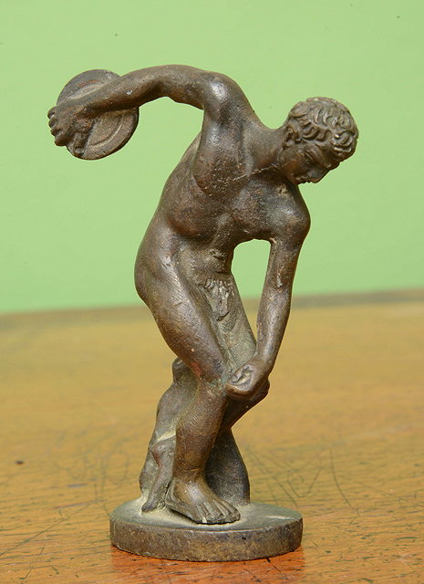 Appraisal: A SMALL GRAND TOUR BRONZE FIGURE of a discus thrower