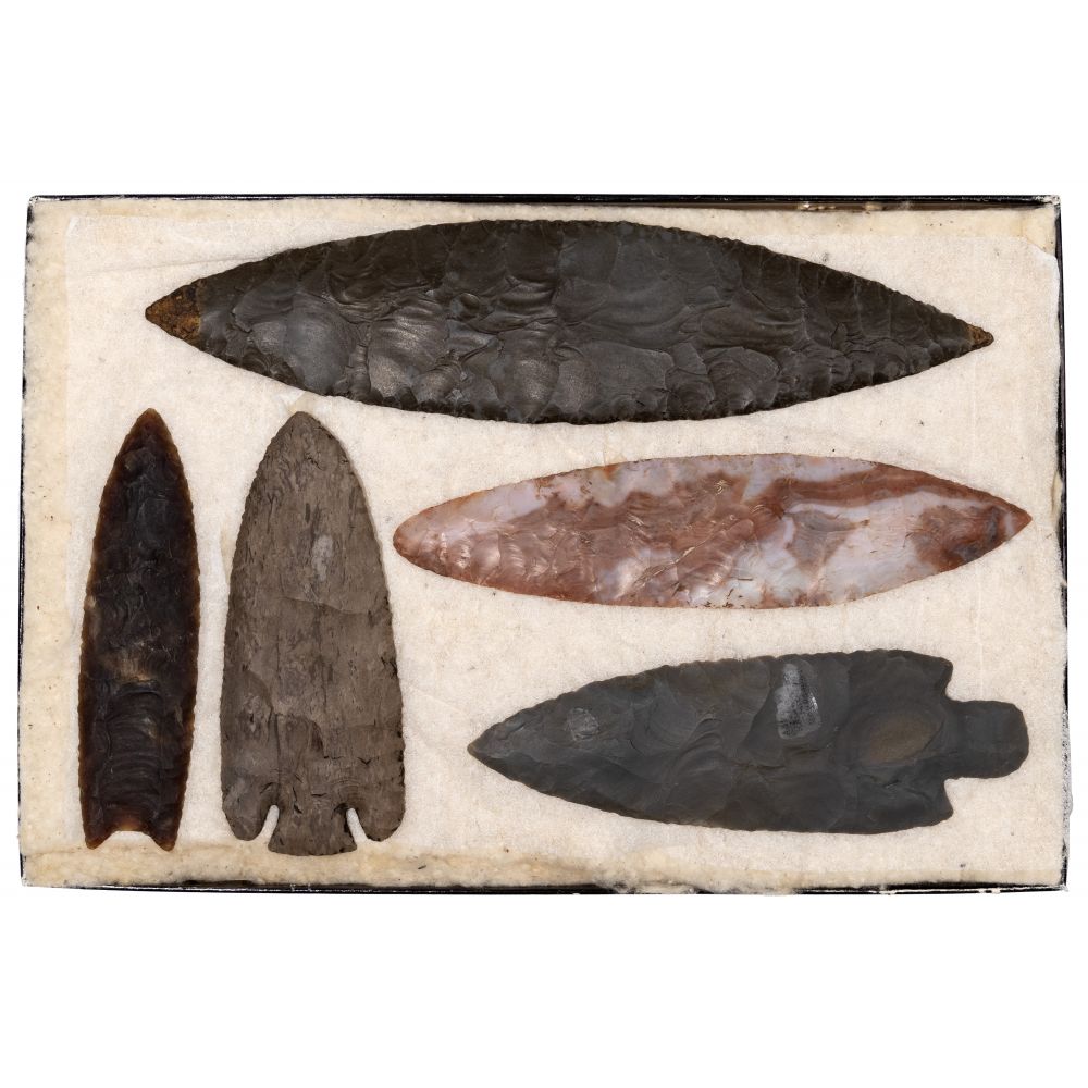 Appraisal: PALEO AND PRE-COLUMBIAN KNAPPED STONE ASSORTMENT items including a Clovis