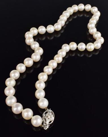 Appraisal: Estate pearl necklace forty-six pearls on a knotted strand measuring