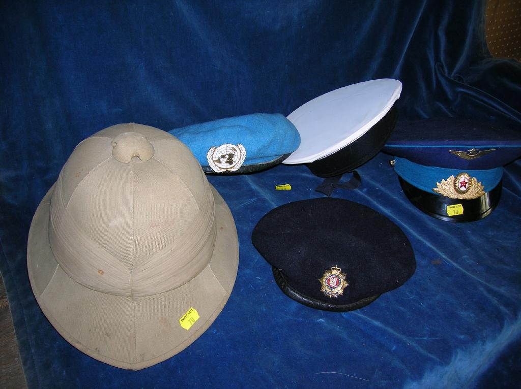 Appraisal: Five assorted military hats and berets including a Solar Topee