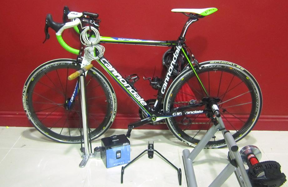 Appraisal: A CANNONDALE SUPER MENS RACING BIKE SIZE WITH MULTIPLE ACCESSORIES