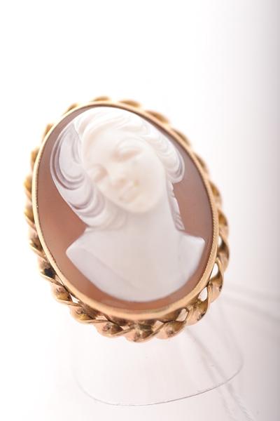 Appraisal: A CAMEO DRESS RING IN CT GOLD