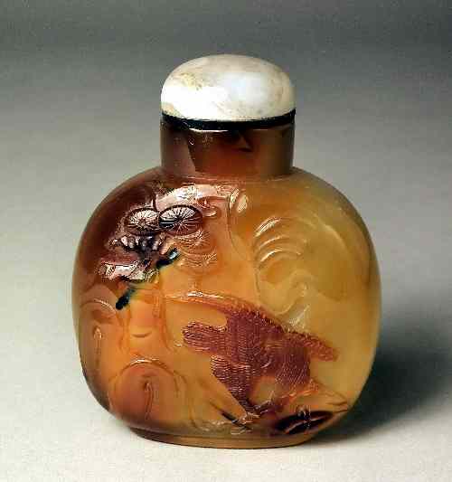 Appraisal: A Chinese carved agate snuff bottle and stopper carved with