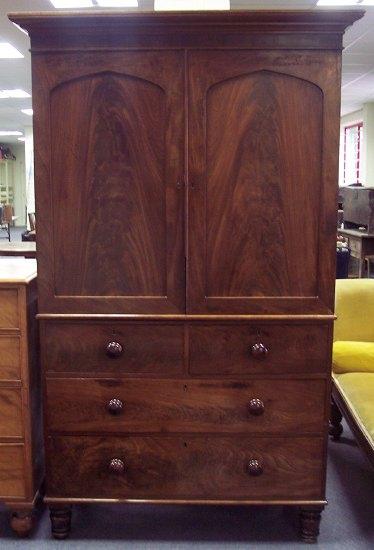 Appraisal: An early Victorian mahogany linen press the moulded cornice above