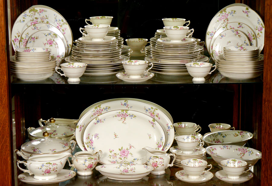 Appraisal: HEINRICH FINE CHINA IN THE SUN VALLEY PATTERN Approx pieces