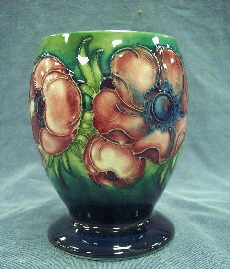 Appraisal: An Anemone pattern oval beaker of green ground on a