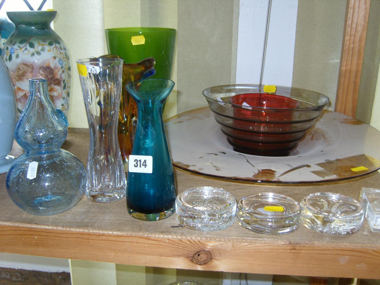 Appraisal: A collection of contemporary glassware including a Whitefriars turquoise glass