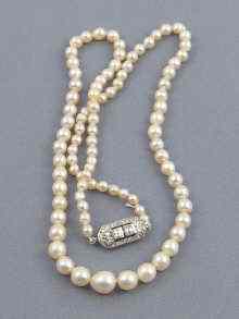 Appraisal: A graduated cultured pearl necklace with a white metal tests