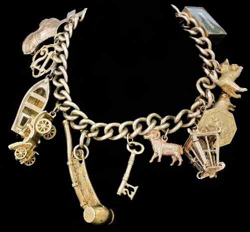 Appraisal: A ct gold chain link bracelet with heart pattern padlock