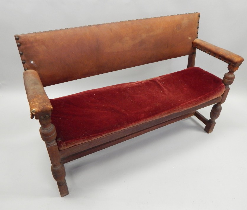 Appraisal: An early thC oak settle or bench with a brown