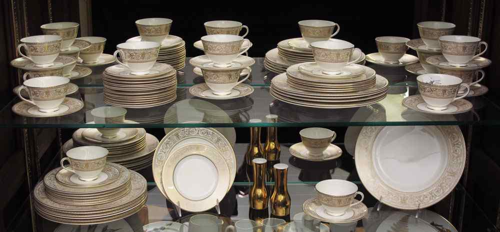 Appraisal: ROYAL DOULTON CHINA SERVICE ''GOLD SOVEREIGN'' pieces to include dinner