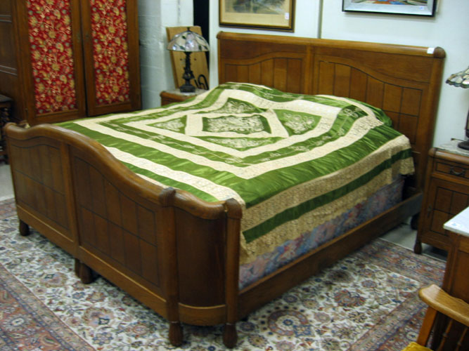 Appraisal: A FOUR-PIECE OAK BEDROOM SET WITH LATE MODEL MATTRESS SET