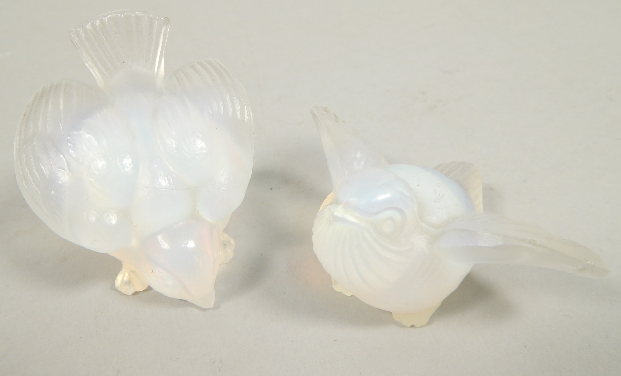 Appraisal: Two similar Sabino type opalescent glass birds cm high