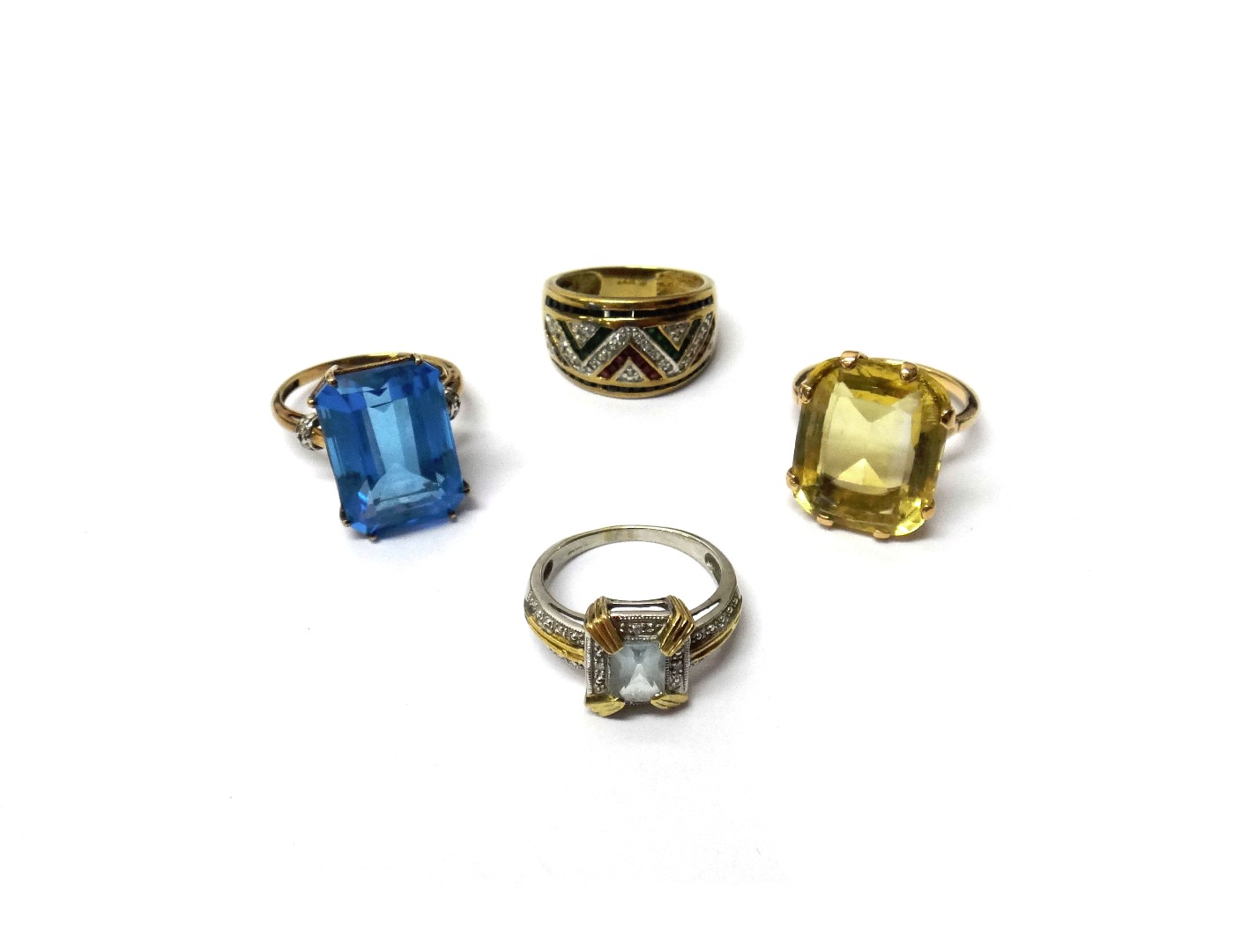 Appraisal: A gold ring claw set with a rectangular cut citrine