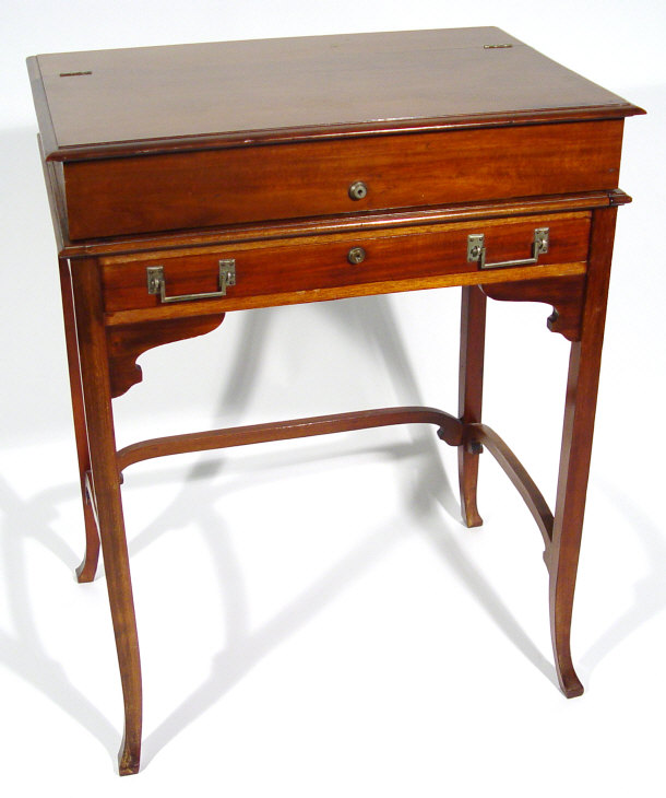 Appraisal: Edwardian mahogany desk the hinged cantilever lid opening to reveal