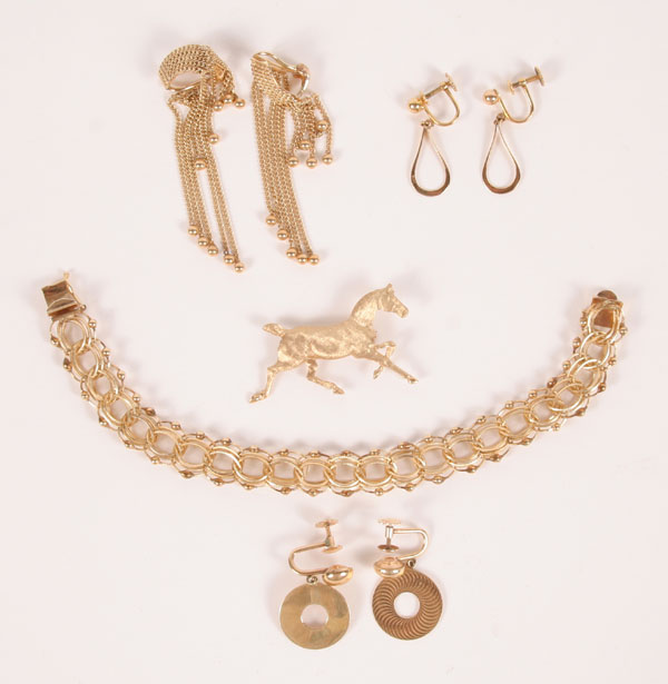 Appraisal: Lot of pieces gold K jewelry including a chased horse