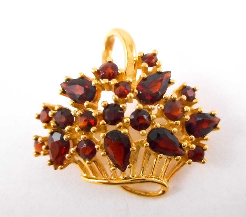 Appraisal: GARNET AND EIGHTEEN KARAT GOLD PENDANT BROOCH The yellow gold