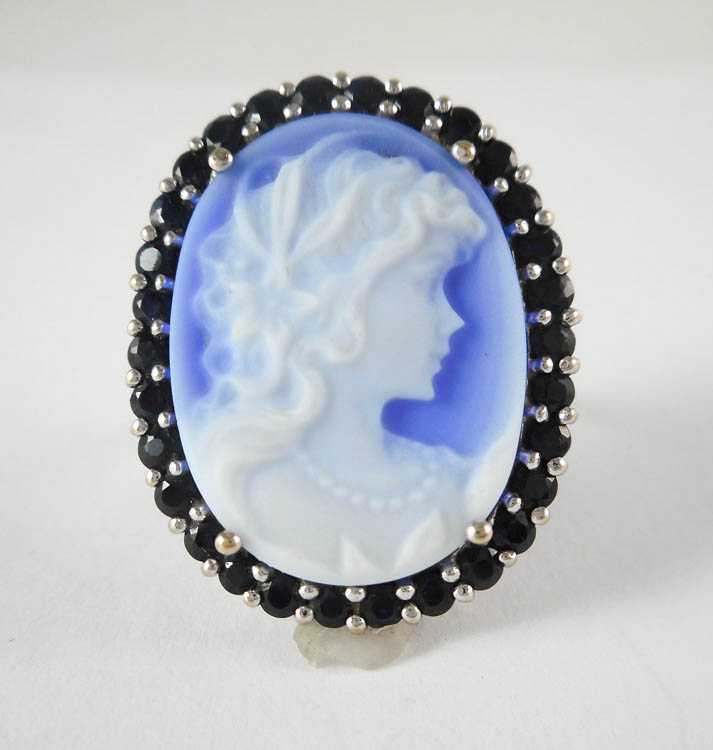 Appraisal: CAMEO SAPPHIRE AND FOURTEEN KARAT GOLD RING The white gold